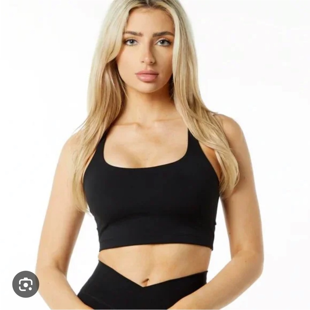 Alphalete Surface Altitude Bra color black.